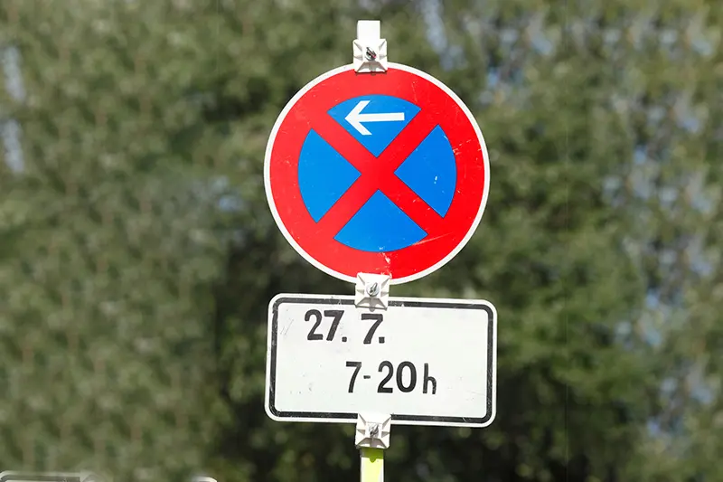 Halteverbotsschild mit Datum und Uhrzeit ausgestellt für Umzug - Meitner Umzüge und Entrümpelungen