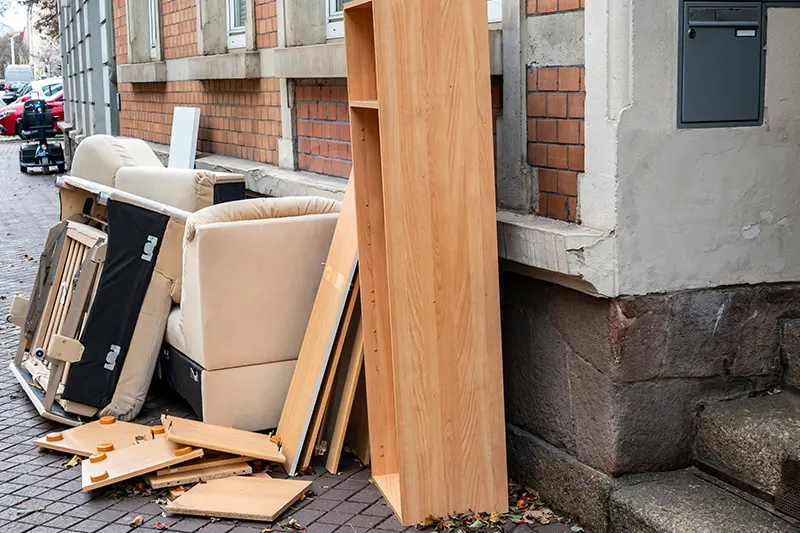 Sperrmüll vor Hauswand auf der Straße - Meitner Umzüge und Entrümpelungen