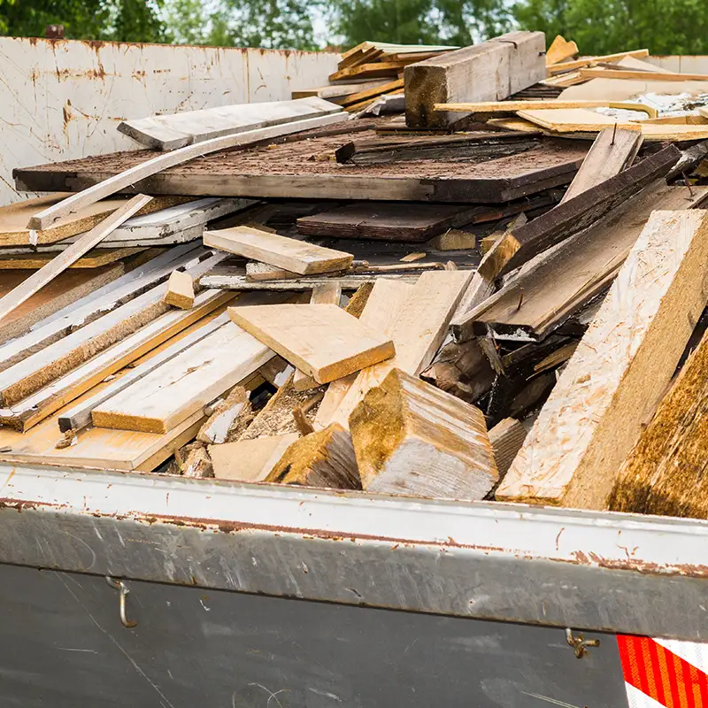 Entsorgte Materialien in Container
