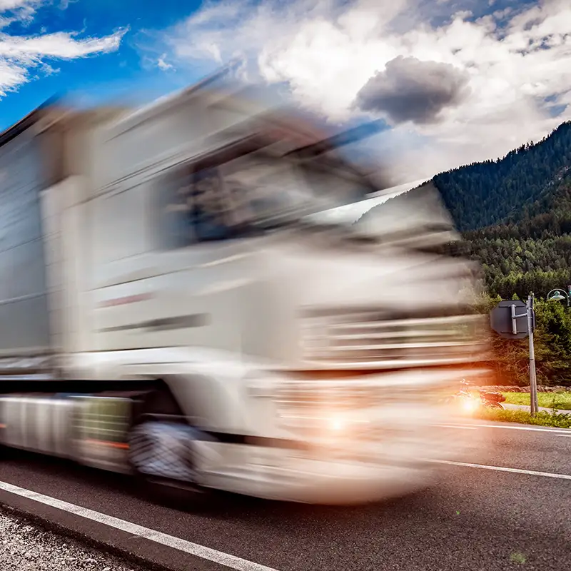 Umzugs-Lkw beim Transport auf Autobahn