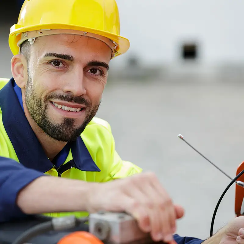 Hausmeister bei der Arbeit