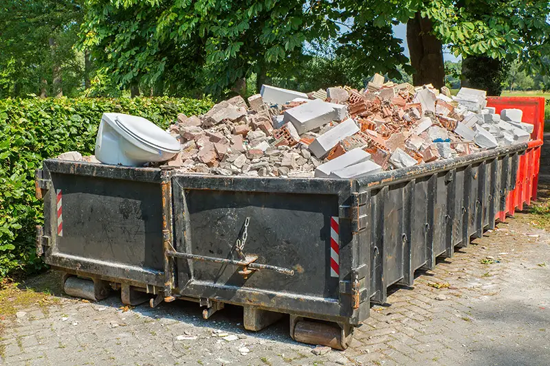 Entsorgte Materialien in Container