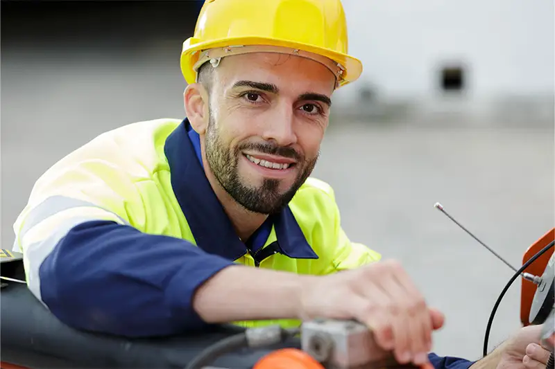Hausmeister bei der Arbeit