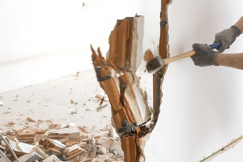 Abrissarbeiten in einem Gebäude